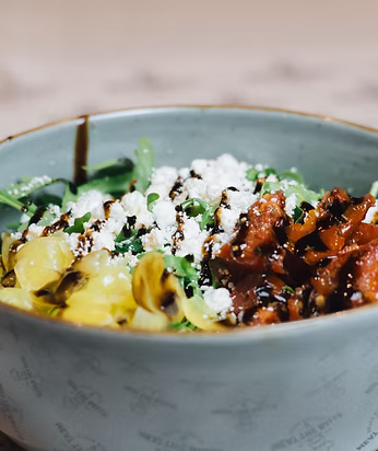 Salade Meat The Balls — Rucolamix, balsamico, feta, zongedroogde tomaat, pickled onions.